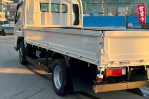 サムネイル: 【平成29年式】三菱　キャンター　2t平ボデー　セミワイド　ロング　車検令和9年1月まで！　【お問い合わせは北見店へ～TEL0157-57-7166～】