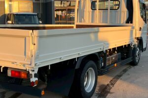 サムネイル: 【平成29年式】三菱　キャンター　2t平ボデー　セミワイド　ロング　車検令和9年1月まで！　【お問い合わせは北見店へ～TEL0157-57-7166～】