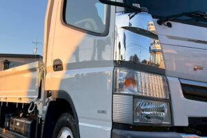 サムネイル: 【平成29年式】三菱　キャンター　2t平ボデー　セミワイド　ロング　車検令和9年1月まで！　【お問い合わせは北見店へ～TEL0157-57-7166～】