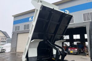 サムネイル: 【平成27年式】　いすゞ　フォワード　4tダンプ　Lゲート　電動コボレーン　車検1年付き【お問い合わせは北見店へ～TEL0157-57-7166～】