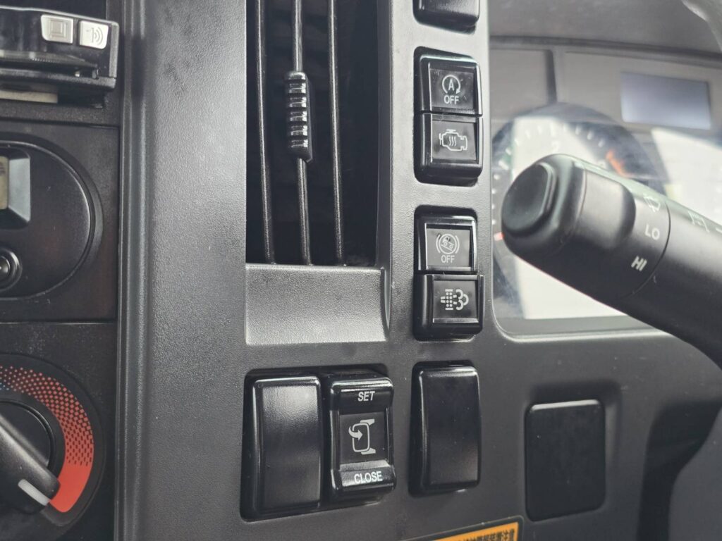 平成27年　いすゞ　フォワード　４トン４段クレーンロング　フックイン・ラジコン付（車検令和８年11月）