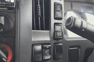 サムネイル: 平成27年　いすゞ　フォワード　４トン４段クレーンロング　フックイン・ラジコン付（車検令和８年11月）