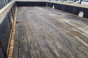 サムネイル: 平成27年　いすゞ　フォワード　４トン４段クレーンロング　フックイン・ラジコン付（車検令和８年11月）