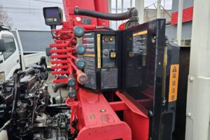 サムネイル: 平成27年　いすゞ　フォワード　４トン４段クレーンロング　フックイン・ラジコン付（車検令和８年11月）