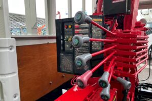 サムネイル: 【★北見店★】平成20年式　日野デュトロ2ｔ４段クレーン　ラジコン付　ロング　フックイン 【お問い合わせは北見店へ～TEL0157-57-7166～】