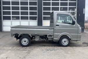 サムネイル: 令和7年　キャリイトラック　KCエアコン・パワステ　４WD　オートマ　走行10㎞　車検令和9年9月