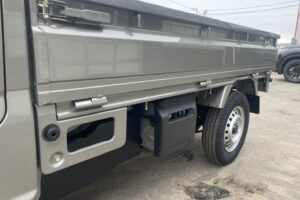 サムネイル: 令和7年　キャリイトラック　KCエアコン・パワステ　４WD　オートマ　走行10㎞　車検令和9年9月