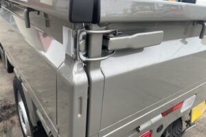 サムネイル: 令和7年　キャリイトラック　KCエアコン・パワステ　４WD　オートマ　走行10㎞　車検令和9年9月