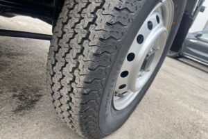 サムネイル: 令和7年　キャリイトラック　KCエアコン・パワステ　４WD　オートマ　走行10㎞　車検令和9年9月