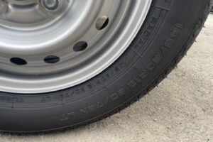 サムネイル: 令和7年　キャリイトラック　KCエアコン・パワステ　４WD　オートマ　走行10㎞　車検令和9年9月