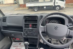 サムネイル: 令和7年　キャリイトラック　KCエアコン・パワステ　４WD　オートマ　走行10㎞　車検令和9年9月