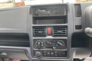 サムネイル: 令和7年　キャリイトラック　KCエアコン・パワステ　４WD　オートマ　走行10㎞　車検令和9年9月