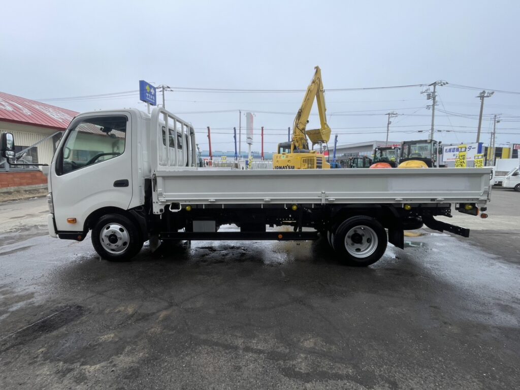 令和2年　デュトロ2トン平ワイドロング　オートマ　フル装備　走行6.7万キロ　車検1年付