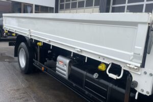 サムネイル: 令和2年　デュトロ2トン平ワイドロング　オートマ　フル装備　走行6.7万キロ　車検1年付