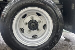 サムネイル: 令和2年　デュトロ2トン平ワイドロング　オートマ　フル装備　走行6.7万キロ　車検1年付