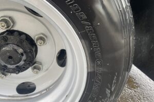 サムネイル: 令和2年　デュトロ2トン平ワイドロング　オートマ　フル装備　走行6.7万キロ　車検1年付