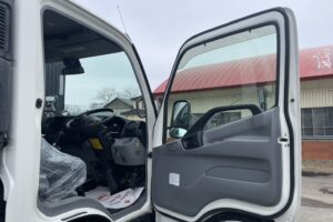 サムネイル: 令和2年　デュトロ2トン平ワイドロング　オートマ　フル装備　走行6.7万キロ　車検1年付