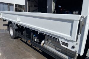サムネイル: 令和2年　アトラス2トン平ロング4WD　車検令和8年12月　走行16.4万キロ　特殊シフト