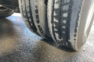 サムネイル: 令和2年　アトラス2トン平ロング4WD　車検令和8年12月　走行16.4万キロ　特殊シフト