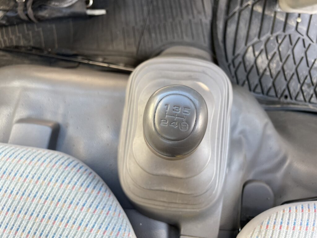 平成13年　トヨエース1.1トン平４WD　エアコン　パワステ　5MT　車検1年付