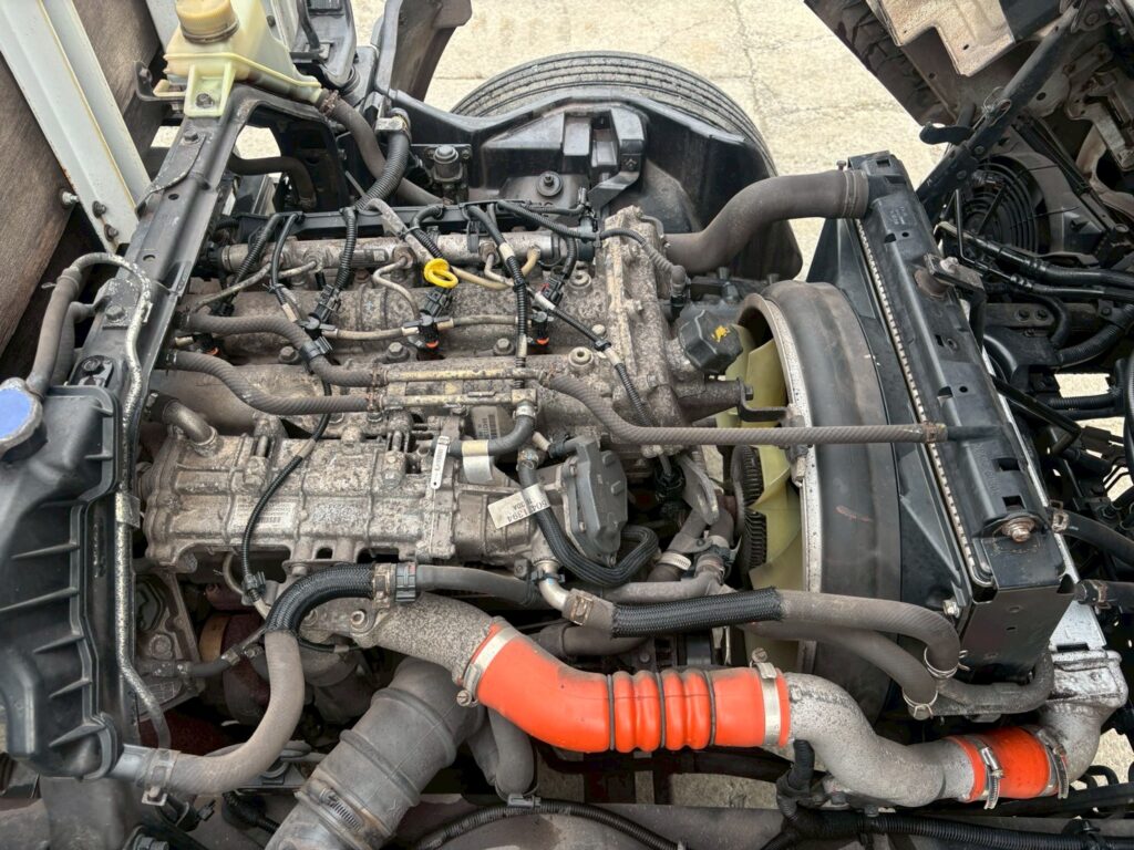 平成25年　三菱　キャンター　4.45トン平ワイド超々ロング　MTモード付AT・走行2.7万Km！（車検1年付）