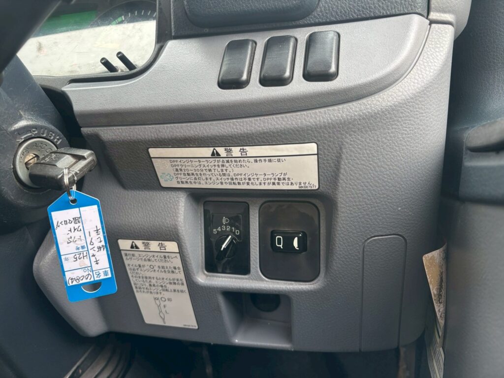 平成25年　三菱　キャンター　4.45トン平ワイド超々ロング　MTモード付AT・走行2.7万Km！（車検1年付）