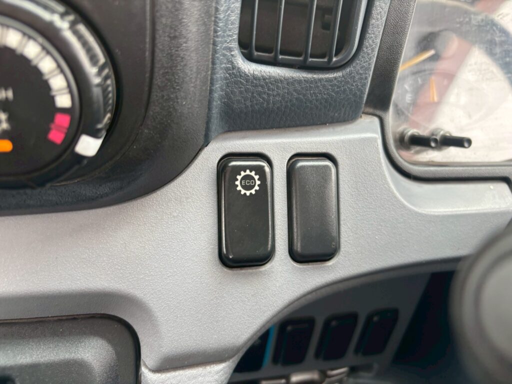 平成25年　三菱　キャンター　4.45トン平ワイド超々ロング　MTモード付AT・走行2.7万Km！（車検1年付）