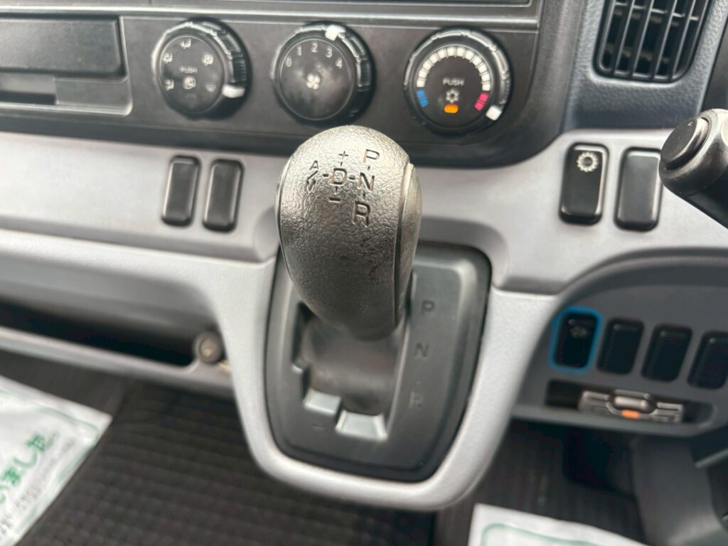 平成25年　三菱　キャンター　4.45トン平ワイド超々ロング　MTモード付AT・走行2.7万Km！（車検1年付）